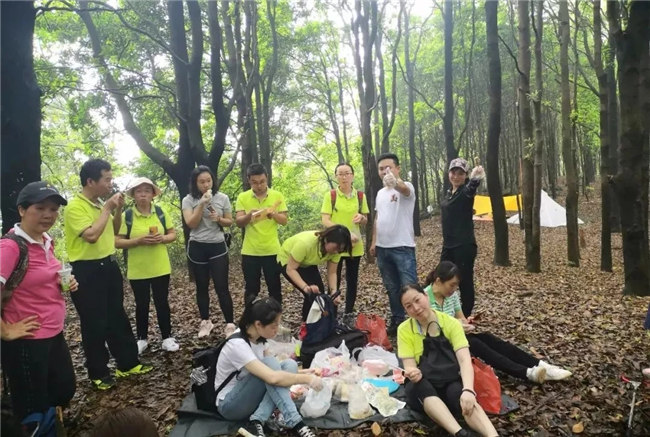 博皓人勞作過后，分享、享受美食
