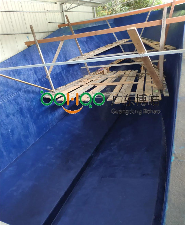 將玻璃鋼模具清洗干凈，打上脫模蠟 施涂船體膠衣