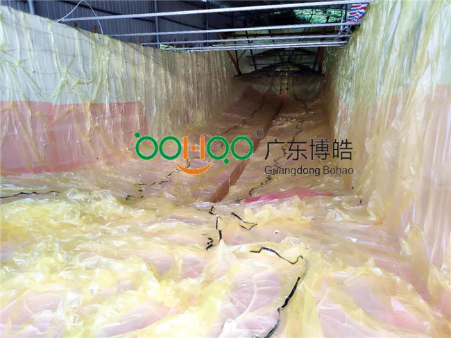 完成鋪層后，用真空袋覆蓋好
