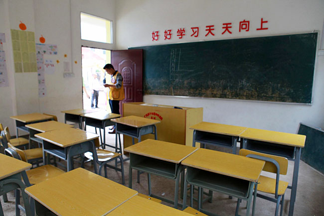 梅嶺小學(xué)僅有20多個(gè)學(xué)生，只有包括1個(gè)校長在內(nèi)的3個(gè)老師