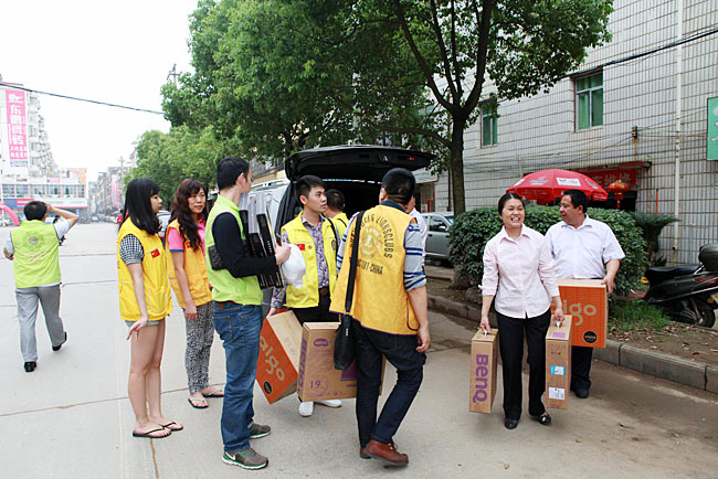 車隊(duì)到達(dá)備田小學(xué)，隨車捐贈(zèng)的物資送到小學(xué)