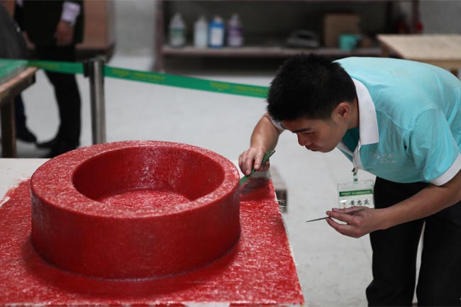 對(duì)表面層進(jìn)行排氣泡、除毛刺